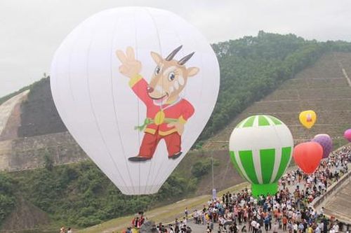 Hàng nghìn người chen chân xem khinh khí cầu ở Hà Tĩnh
