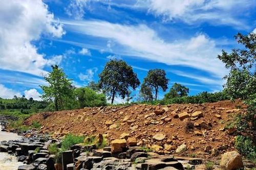 Nghe tin quy hoạch du lịch, thuê máy móc san ủi lấn vào suối đá cổ