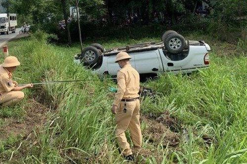 Xe bán tải va chạm xe máy, 2 người thương vong