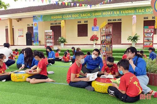 Trao tặng 'Không gian đọc sách, sinh hoạt và tương tác đội' cho trường học ở Hương Khê