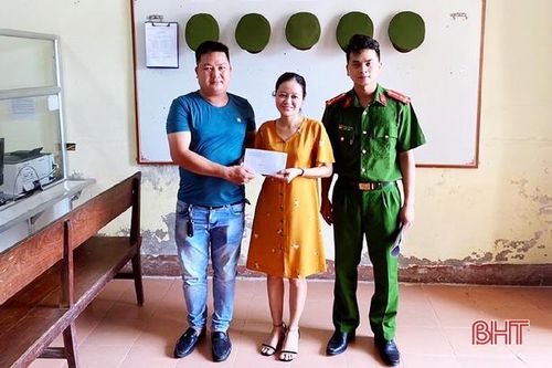 Trao trả hơn 35 triệu đồng chuyển từ Nhật Bản về Huế nhưng 'lạc' vào Hà Tĩnh