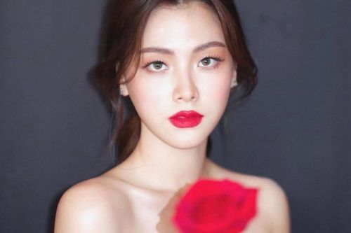 Nhan sắc 'đỉnh của chóp' của nữ thần Baifern: Đến hoa hồng cũng phải lu mờ vì vẻ đẹp này