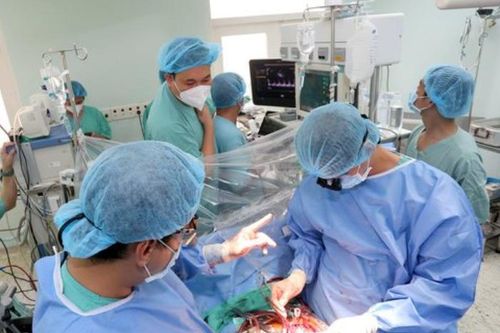 Thực hiện thành công ca ghép tim xuyên Việt xác lập 2 kỷ lục