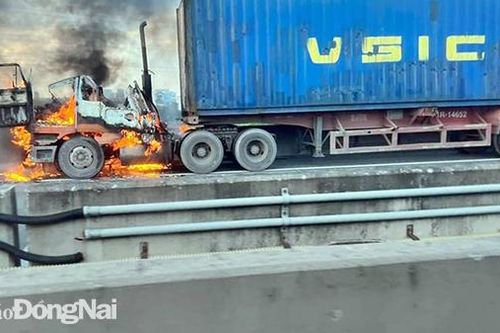Xe container bốc cháy trên đường cao tốc