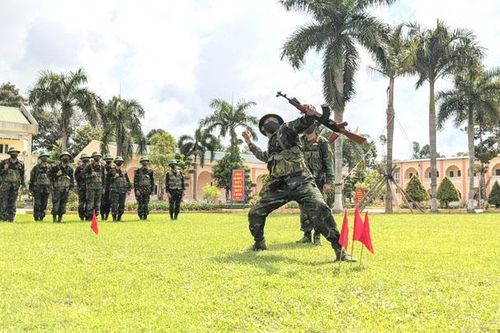 Cán bộ bám thao trường, chiến sĩ quyết tâm cao