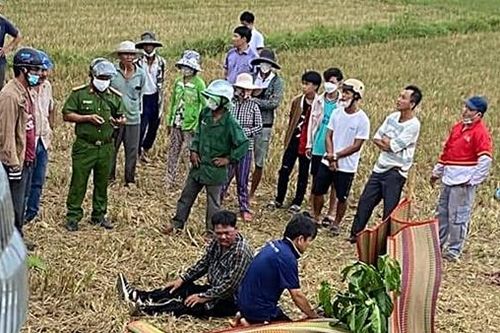 Cần xe cẩu vướng dây điện, 2 người thương vong