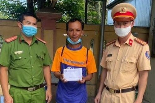 Công an hỗ trợ người đàn ông bị mất hết tài sản, đi bộ từ TPHCM về Quảng Bình
