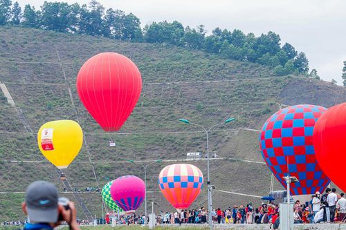 Trình diễn bay khinh khí cầu 'Cuộc dạo chơi của Sao La - Kỳ lân châu Á'