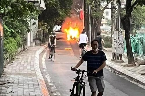 Hà Nội: Đâm vào gốc cây ven đường, xe Meredes bốc cháy