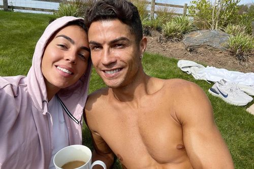 Ronaldo và bạn gái người mẫu tiết lộ tên con gái mới sinh