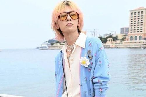 G-Dragon khiêu vũ ở show Chanel