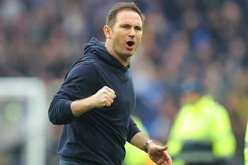 Thầy trò HLV Lampard thoát khỏi nhóm cầm đèn đỏ