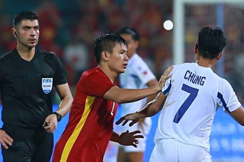 Văn Xuân bức xúc đuổi cầu thủ Philippines khỏi sân