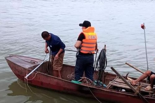 Tìm kiếm thi thể người phụ nữ gặp nạn trên sông Kinh Thầy