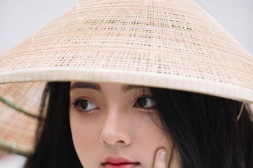 Diện áo dài trắng bên hoa loa kèn, nữ sinh trường ĐH Sân khấu Điện ảnh Tp. HCM gây 'bão'