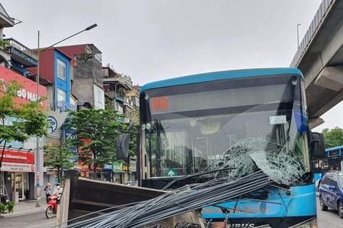 Xe ba gác chở nhiều thanh sắt xuyên thủng kính xe buýt