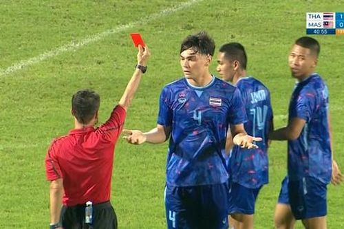 Cầu thủ đầu tiên nhận thẻ đỏ tại SEA Games luôn gặp 'vận đen'
