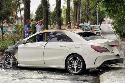 Ô tô Mercedes bất ngờ đâm vào gốc cây bốc cháy ở Hà Nội