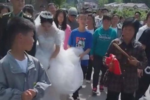 Bà nội cầm gậy trong đám cưới cháu trai, nguyên nhân khiến dân mạng khen ngợi hết lời