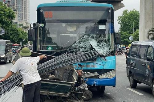 Xe 3 bánh chở bó sắt xuyên thủng đầu xe buýt giữa phố Hà Nội
