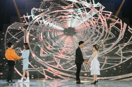 Hai cặp đôi trẻ hạnh phúc khi 'tìm thấy nhau' từ lần chạm mặt đầu tiên trên sân khấu Chân Ái