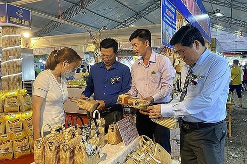 Hội chợ mua sắm và ẩm thực hàng Việt Nam - Thái Lan tại Cà Mau