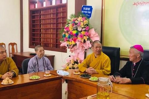 Nghệ An: Tòa Giám mục Giáo phận Vinh chúc mừng Đại lễ Phật đản đến Ban Trị sự GHPGVN tỉnh