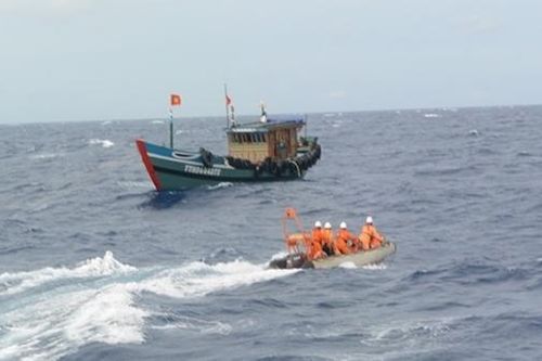 Đưa ngư dân bị đột quỵ não từ Trường Sa vào đất liền điều trị kịp thời
