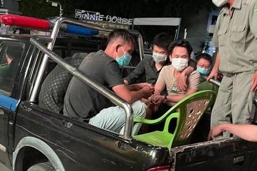 Bị đột kích, dân bay tẩu tán ma túy và lẩn trốn bất thành
