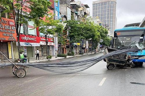 Xe tự chế chở sắt dài đâm thủng kính xe bus