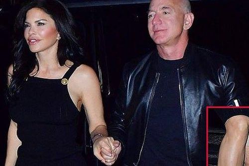 Bạn gái Jeff Bezos lộ đồ lót định hình khi đi chơi tối
