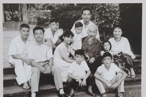 Khai mạc triển lãm 'Di tích lưu niệm và tượng đài Chủ tịch Hồ Chí Minh tại Việt Nam và trên thế giới'