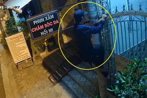 Mở cửa hóng gió, trộm leo rào vào cuỗm sạch tài sản