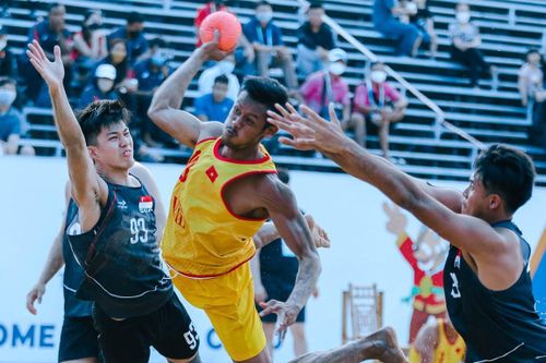 Bóng ném bãi biển Việt Nam chạm tay vào tấm HCV SEA Games