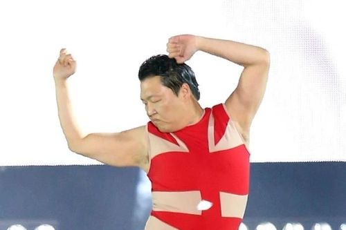 Chủ nhân hit 'Gangnam Style' xấu hổ khi mặc đồ bơi biểu diễn
