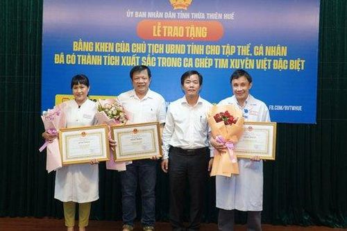 Chủ tịch UBND tỉnh Thừa Thiên Huế tặng bằng khen cho ê kíp ca ghép tim đặc biệt