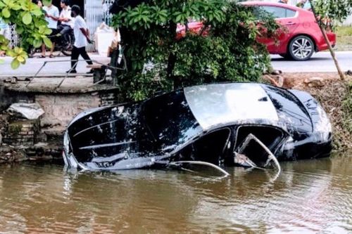 Hải Phòng: Ô-tô lao xuống mương nước, 2 người thiệt mạng