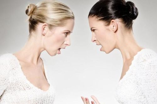 Chị dâu, em chồng bất đồng quan điểm dạy con