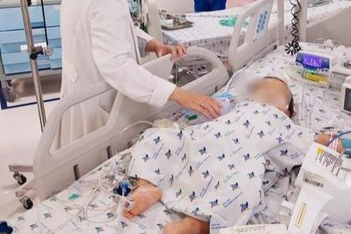 Mẹ tranh thủ tắm, con ngã ao đuối nước nguy kịch