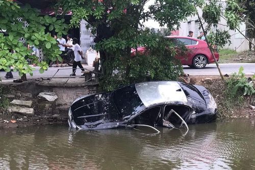 Ô tô lao xuống mương, Chủ tịch Hội nông dân xã tử vong