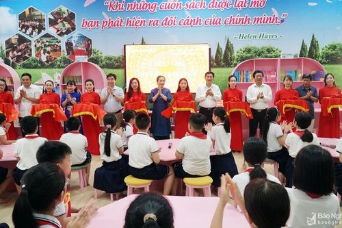 Trao tặng thư viện thân thiện cho học sinh của thành phố Vinh và huyện Diễn Châu