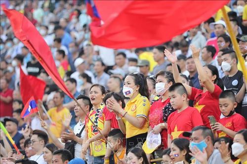 SEA Games 31: Quốc tế ấn tượng về không khí bóng đá tại sân Thiên Trường