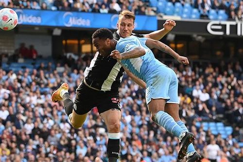 Hủy diệt Newcastle, Man City đòi lại ngôi đầu bảng từ tay Liverpool