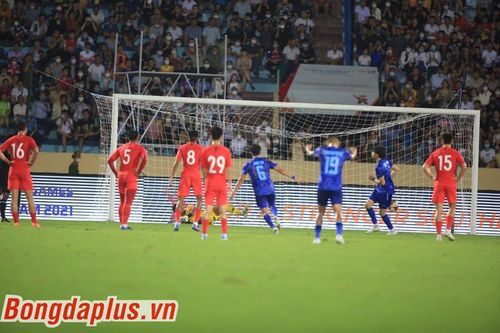 'Tàn sát' U23 Singapore, U23 Thái Lan chiếm ngôi đầu bảng B