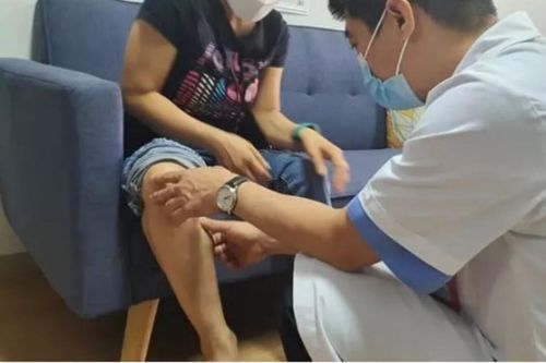 Sau khi tiêm collagen tươi làm thẳng chân, người phụ nữ bị biến chứng nhập viện