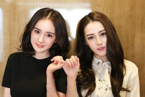 Rộ tin Dương Mịch và 'gà nhà' Địch Lệ Nhiệt Ba đóng phim cùng nhau, Lý Dịch Phong cũng góp vui?