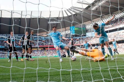 Man City chạm một tay vào chức vô địch