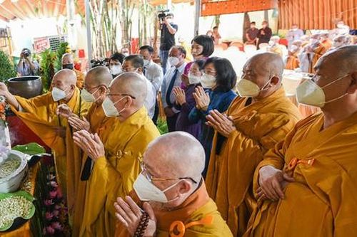 Ban Trị sự Phật giáo quận 8 trang nghiêm Tắm Phật tại chùa Long Hoa
