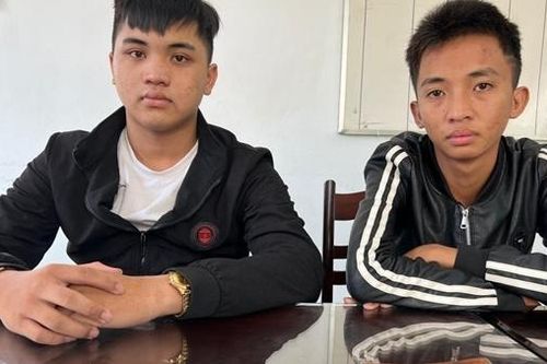 Mâu thuẫn trước cổng trường, vác dao rượt chém người