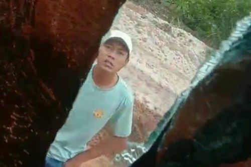 Chém vỡ kính chắn gió xe ben vì... không mua đất